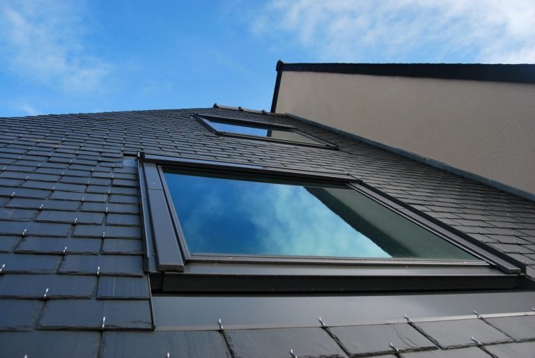 Installation de Velux sur une toiture à Nice